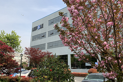 为了适应业务的发展需求，雷普电气搬迁至现有的花园式厂房，并引入了多种高精度制造设备，进一步提升了生产制造水平。